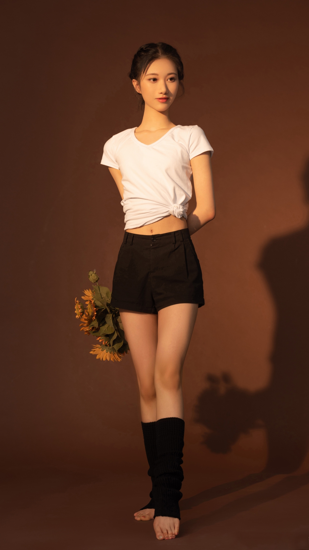清新美女着白衣黑裤，手捧鲜花，4K超清竖屏手机壁纸，2160x3840高清美图下载