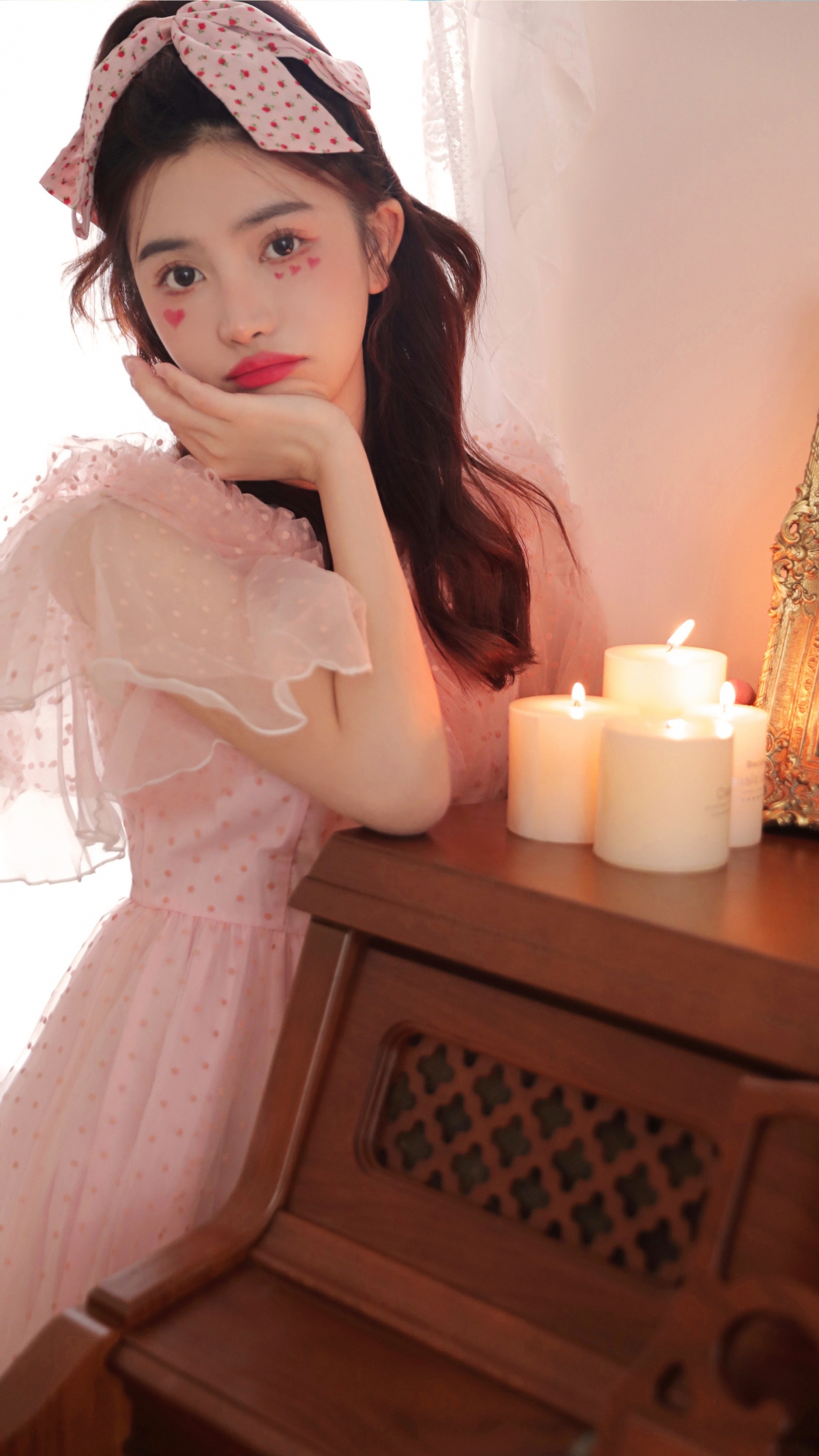 江亦祺粉色裙装甜美瞬间，高清4K蜡烛背景手机壁纸，2160x3840分辨率美图下载