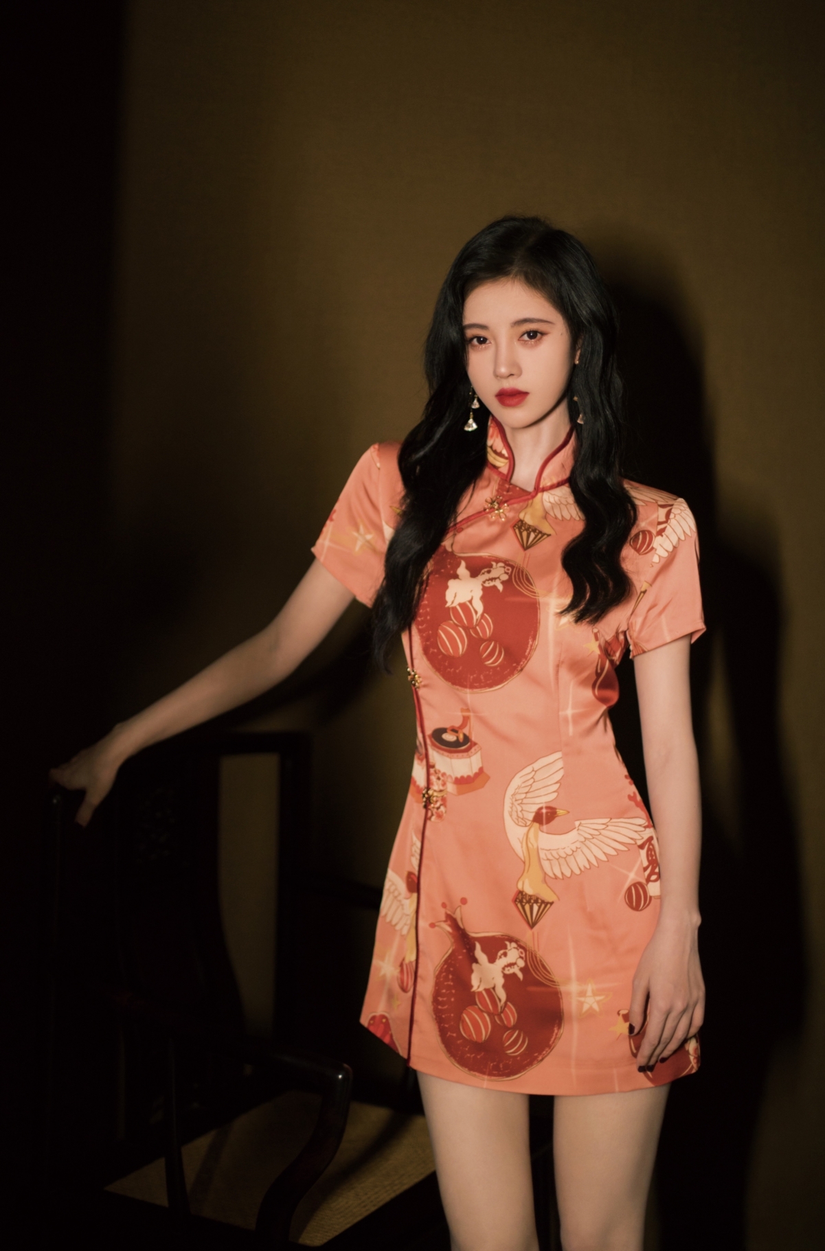 高清4K鞠婧祎旗袍手机壁纸，2657x4032分辨率，精美图片免费下载