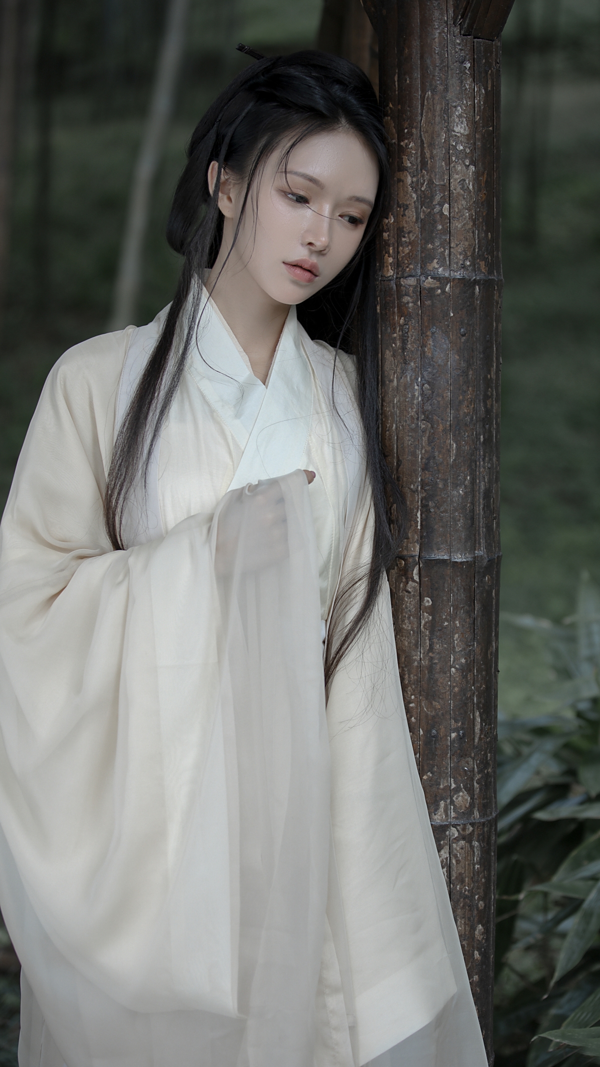 绝美白色古装佳人竹林背景，4K超高清手机壁纸，2160x3840分辨率，免费下载