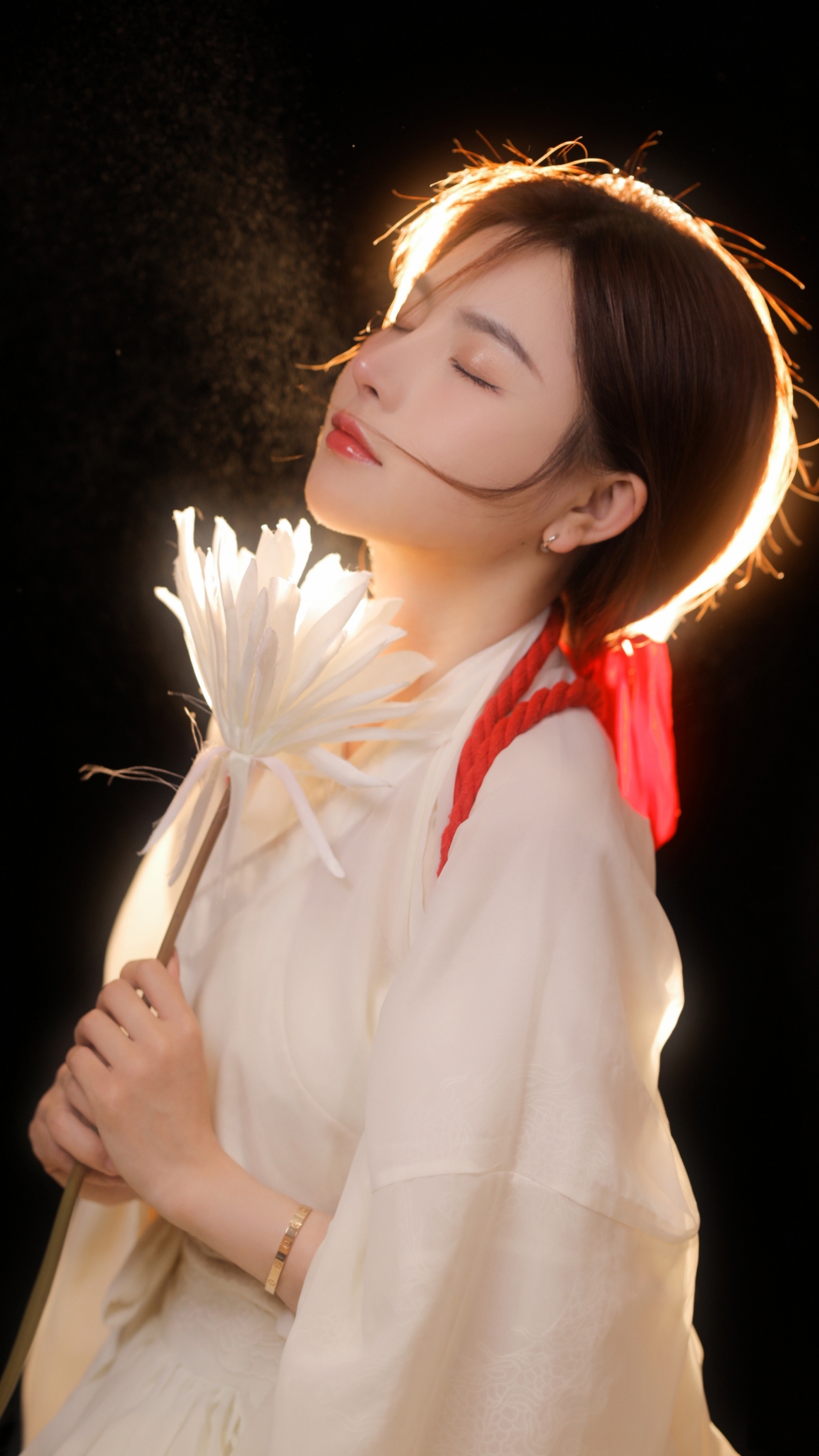 江亦祺唯美闭目高清竖屏4K手机壁纸，2160x3840分辨率，绝美图片免费下载