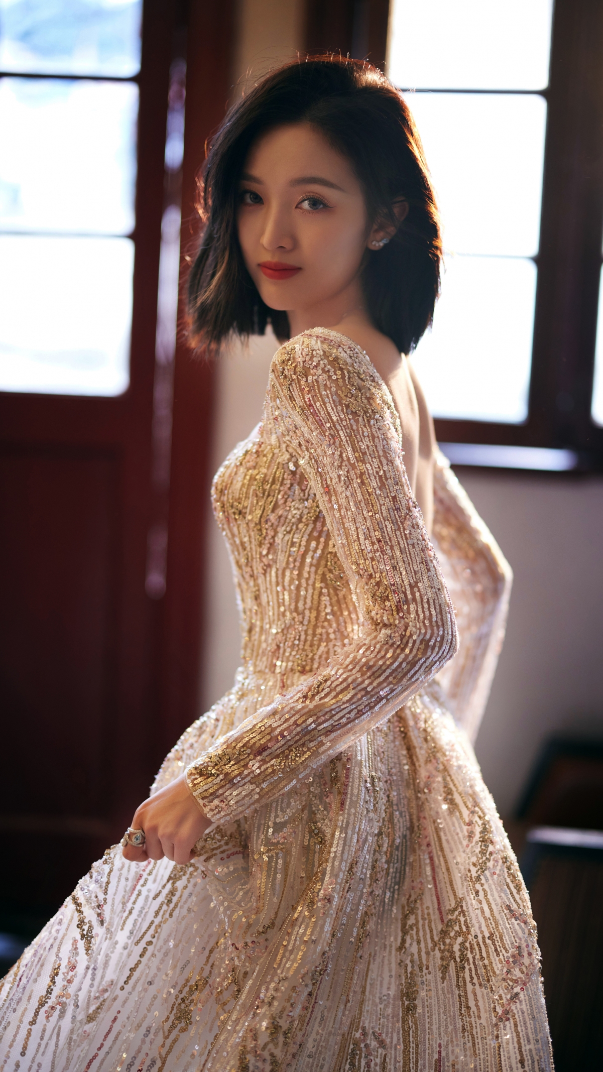 吴宣仪金色裙装绝美瞬间，4K高清美女壁纸，2160x3840分辨率手机屏保下载