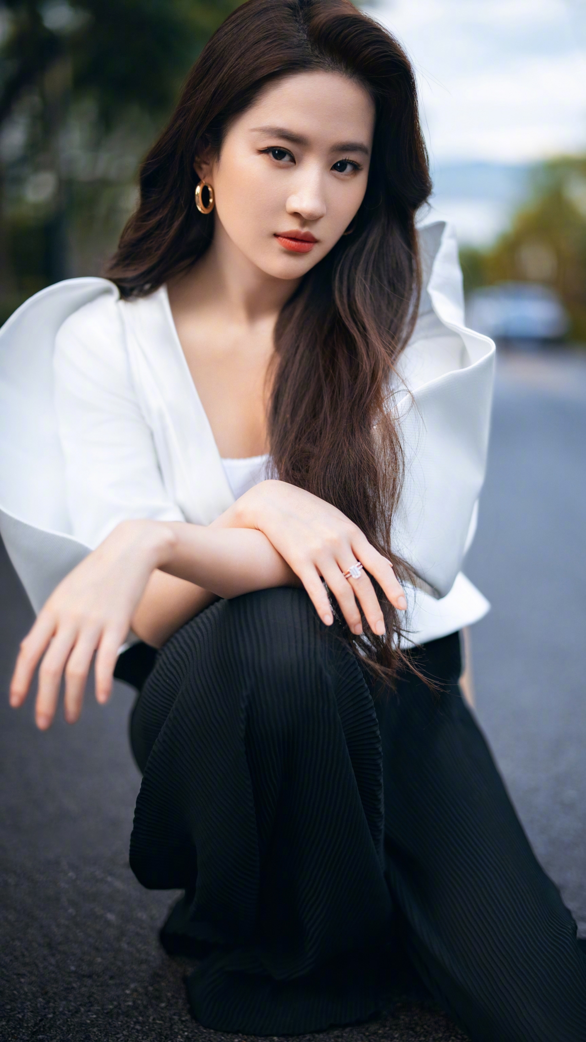 刘亦菲绝美4K壁纸，白衣黑裤，高清2160x3840，手机美图下载