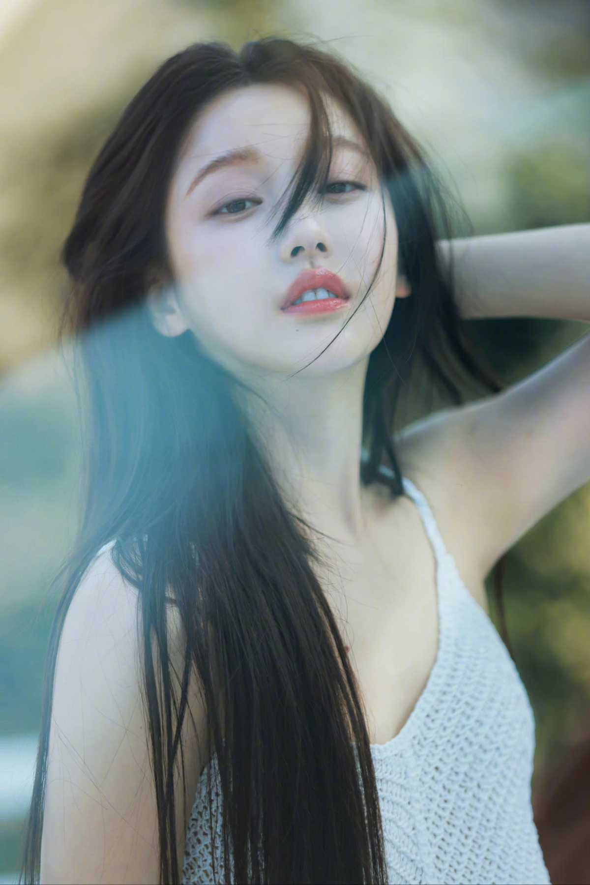 姜贞羽绝美护眼4K竖屏手机壁纸，高清图片2798x4196，一键下载