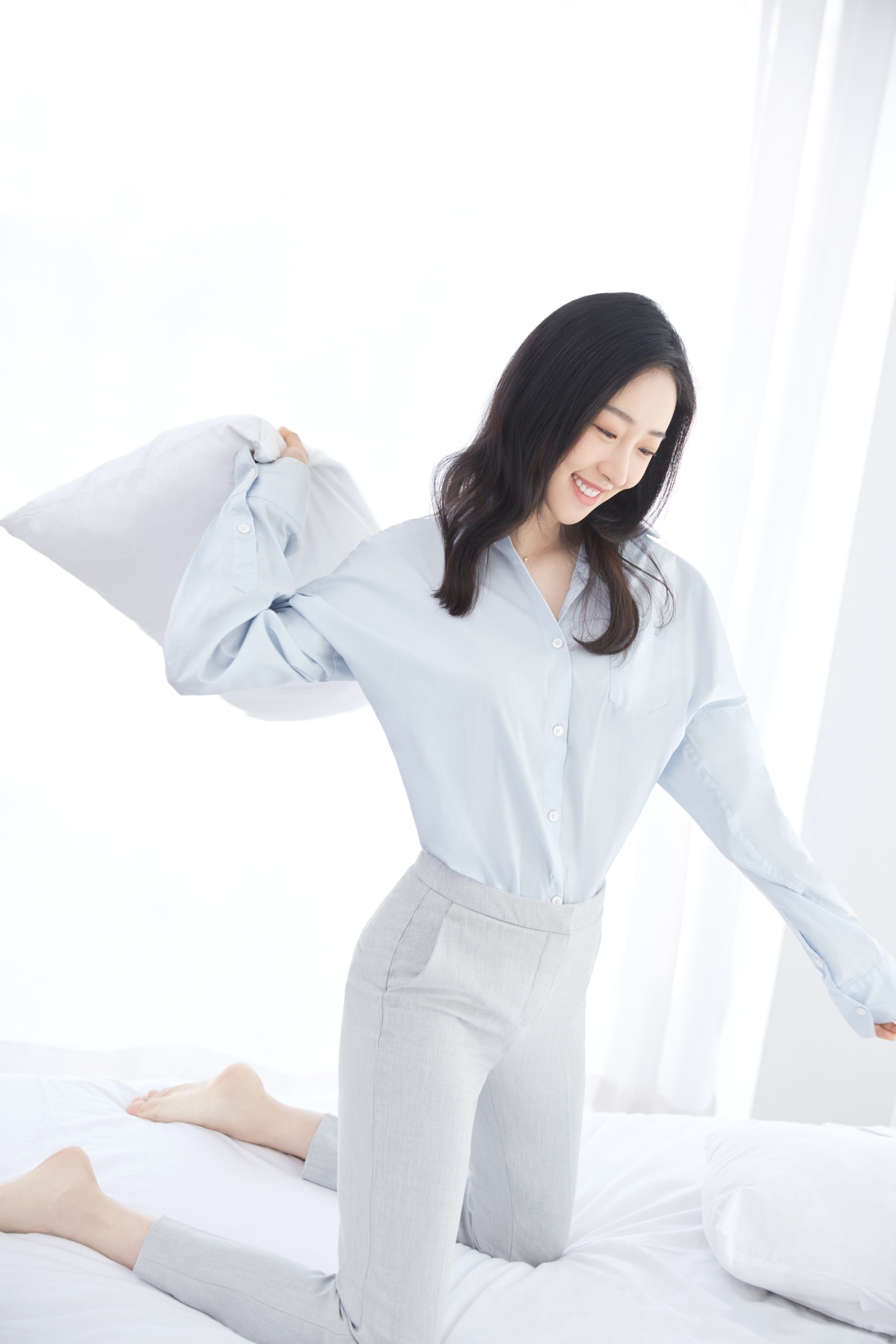 许潇晗居家美照，4K全面屏高清壁纸下载，2560x3840分辨率，美女手机桌面精选
