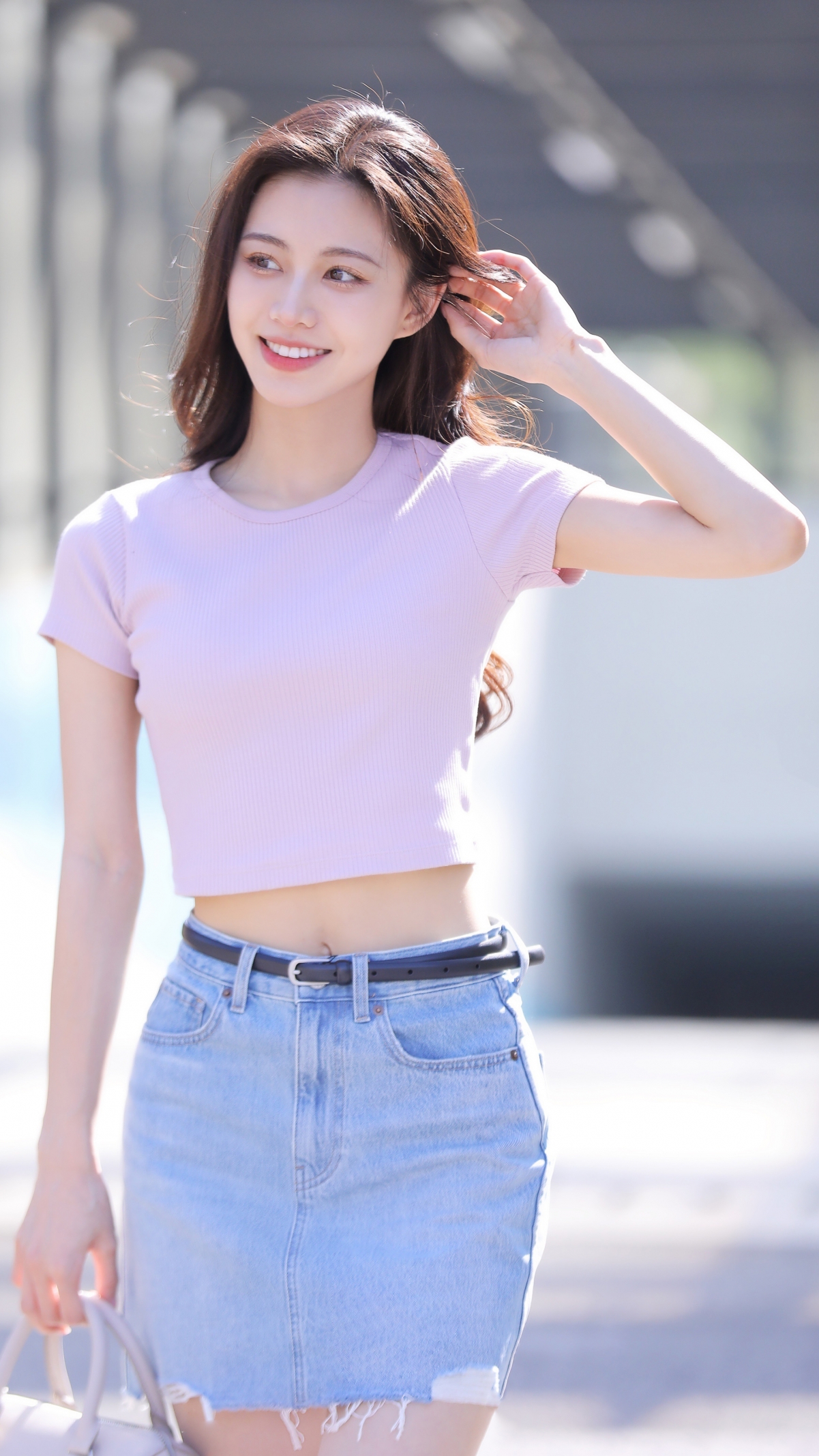 杨茗茗时尚牛仔短裙美图，4K高清手机壁纸，气质养眼，2160x3840分辨率下载