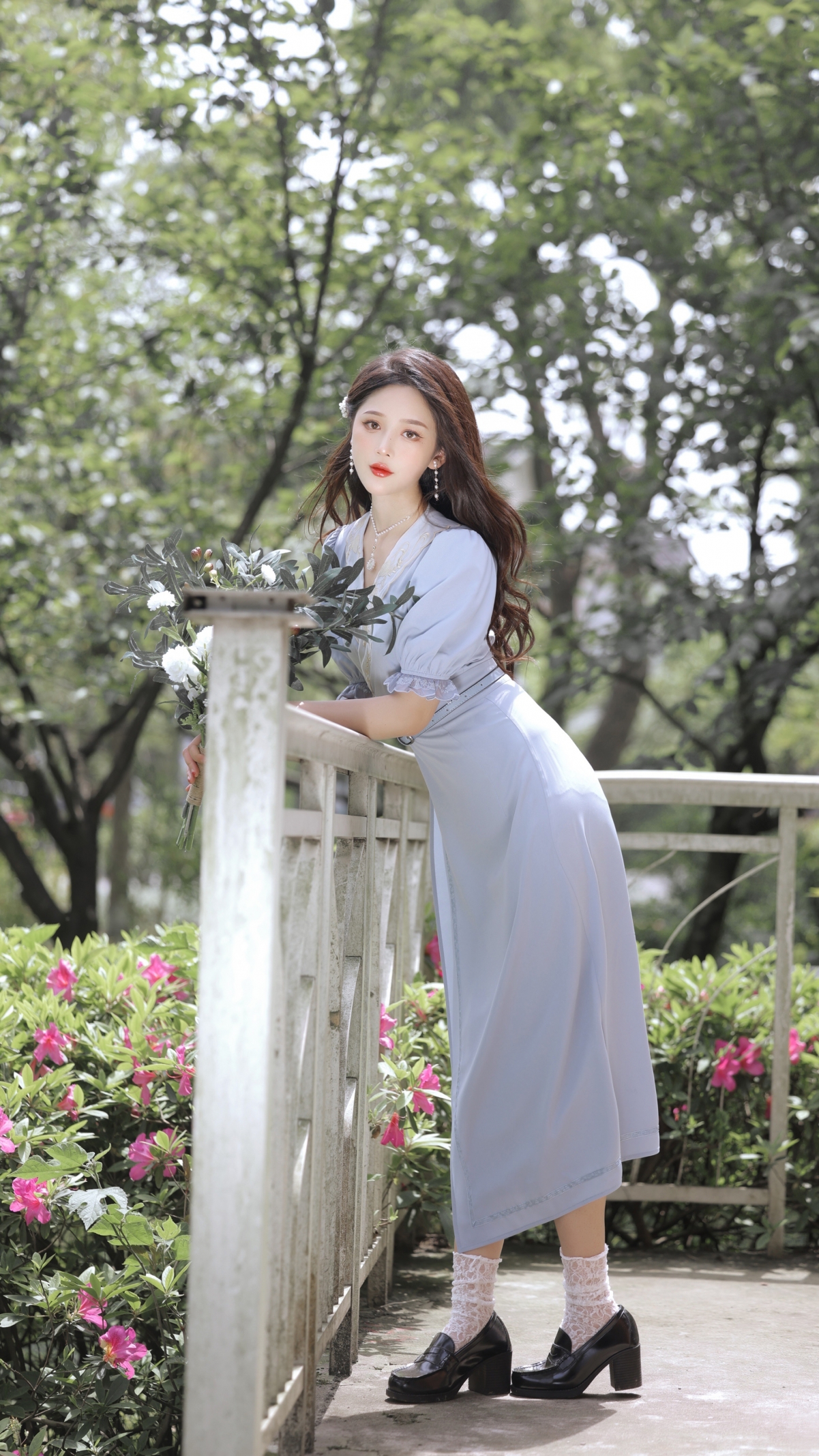 绝美公园景致，树影婆娑，花团锦簇，长裙美女入画，4K超高清手机壁纸，2160x3840分辨率，免费下载