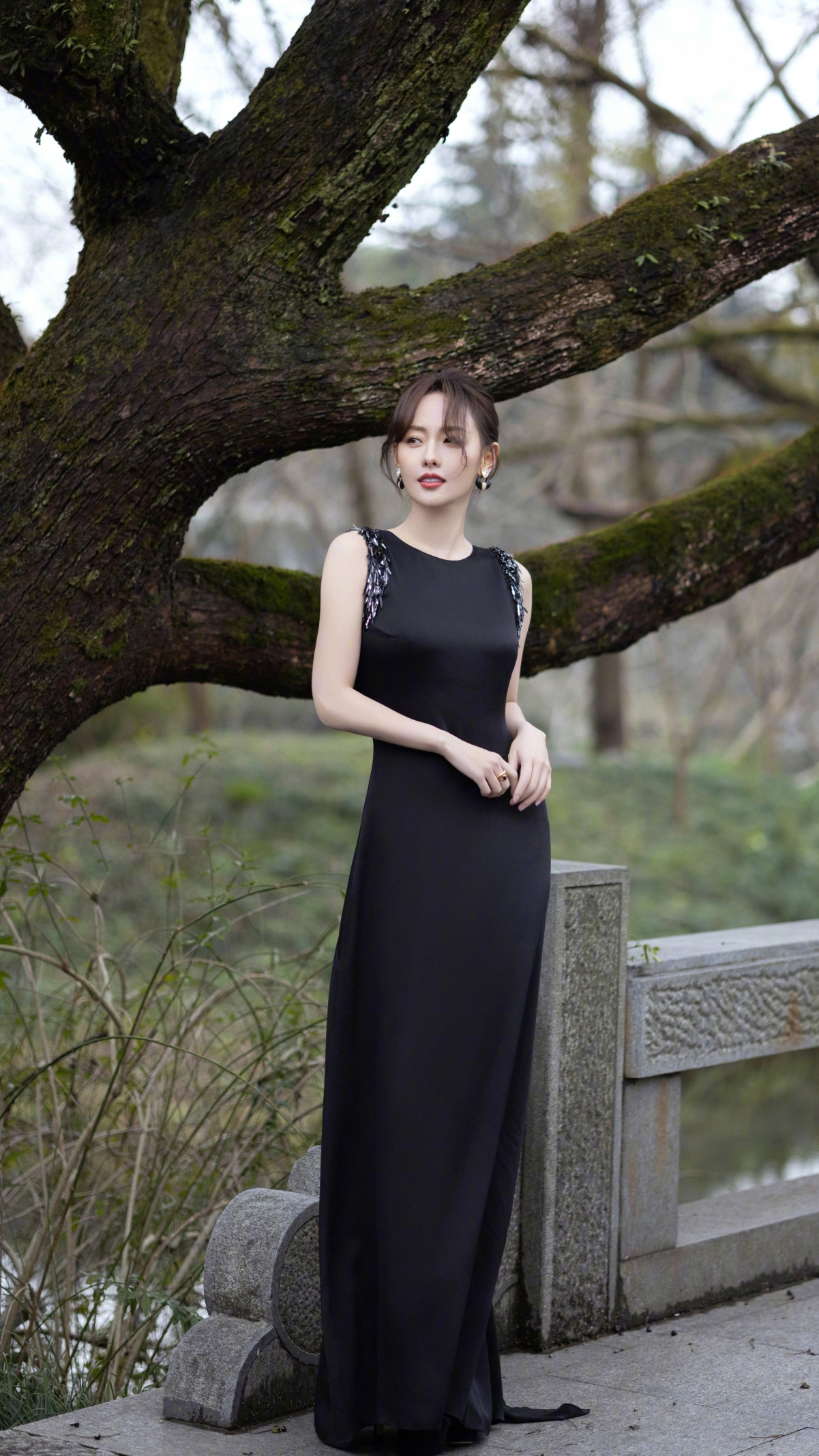 张嘉倪身着优雅黑色长裙，4K竖屏手机壁纸，高清2160x3840，一键下载绝美美图