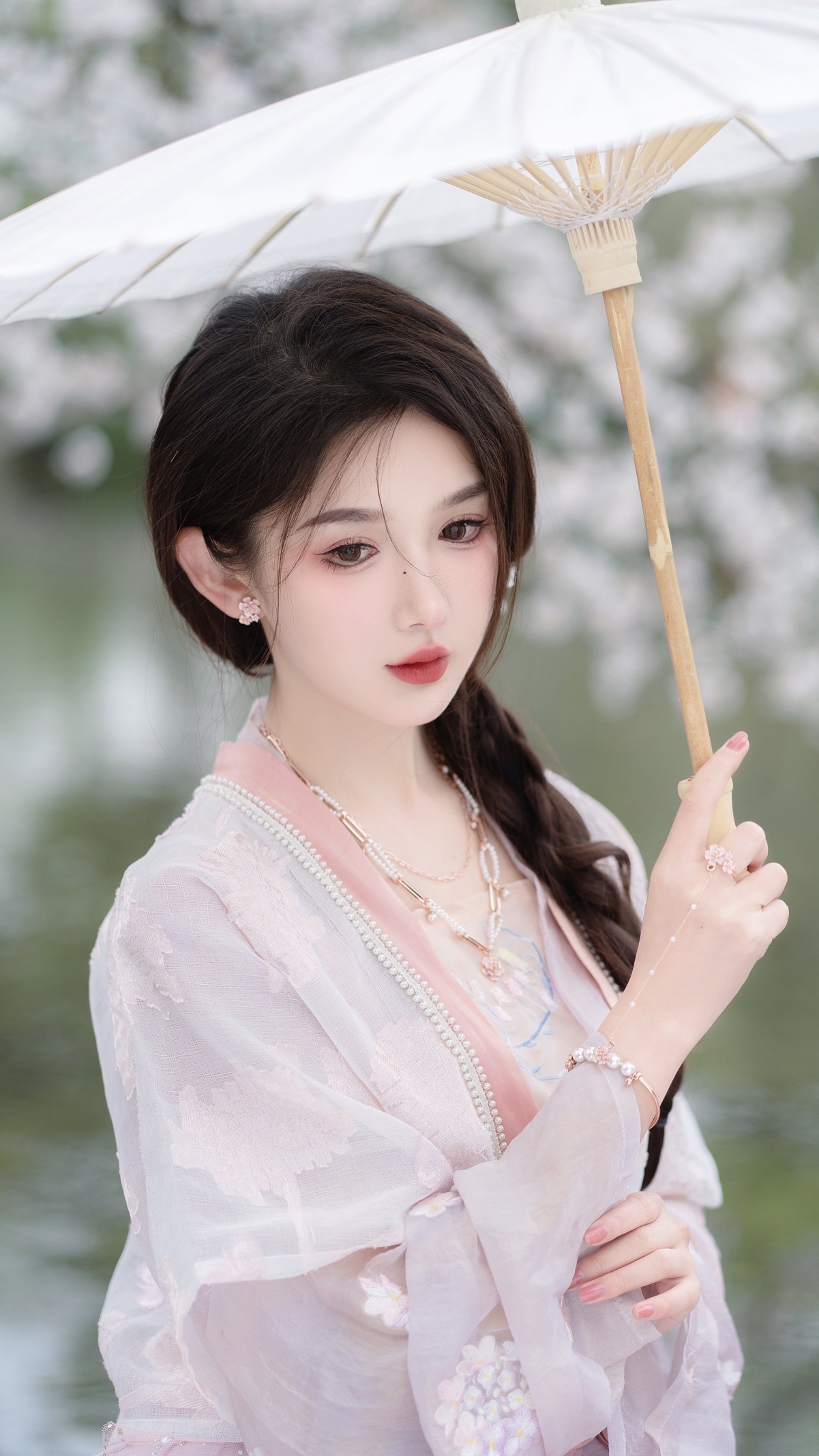 绝美汉服国风美女，撑伞意境壁纸，高清4K竖屏手机美图，2160x3840分辨率，免费下载