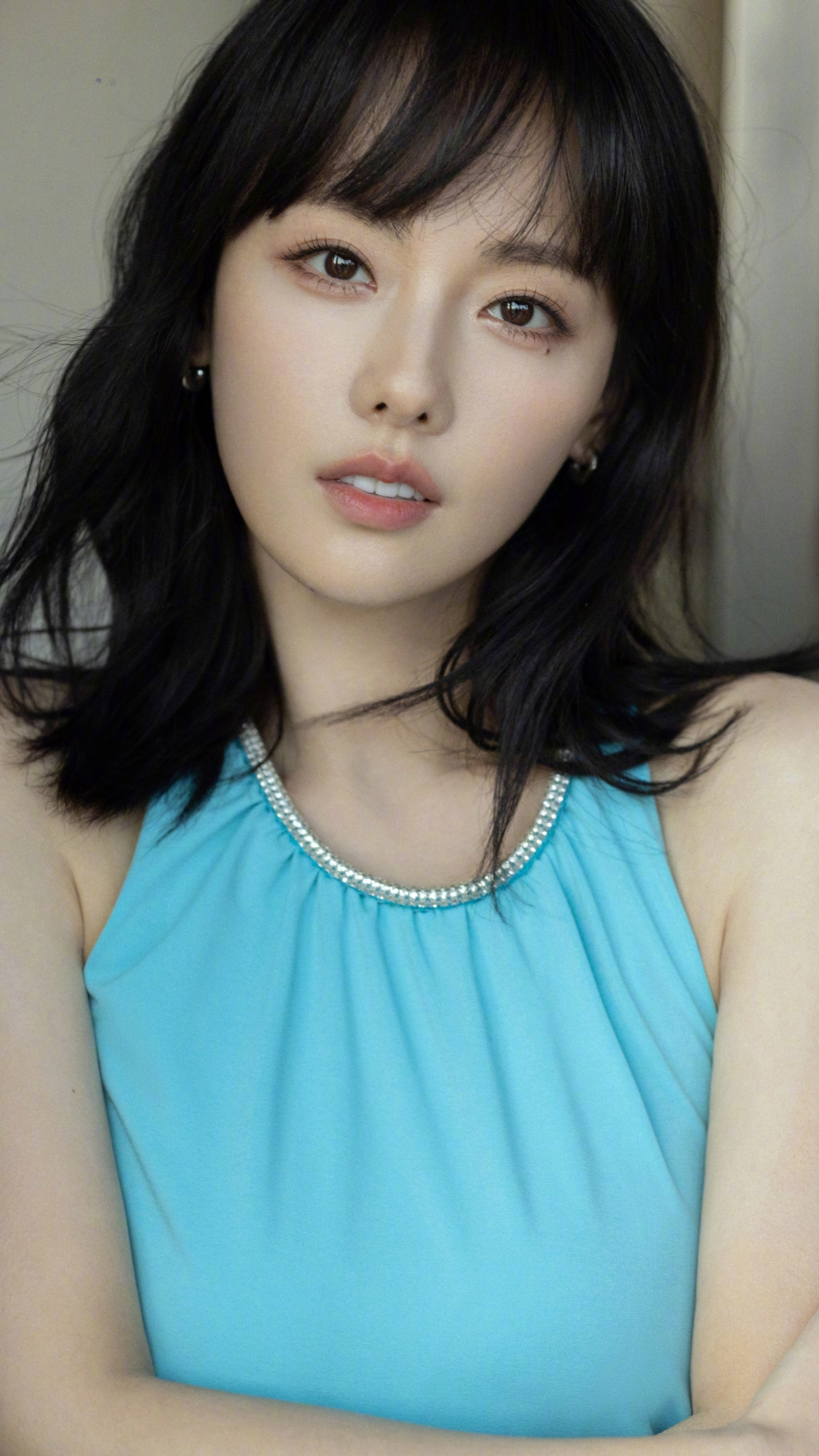 张嘉倪绝美4K竖屏手机壁纸，高清2160x3840分辨率，一键下载