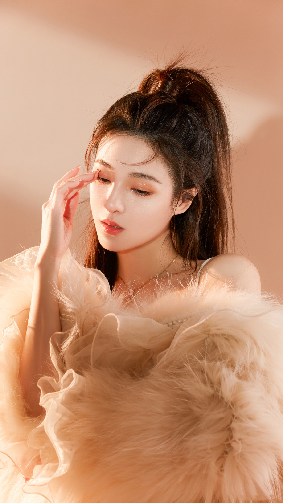 绝美毛绒裙装女郎4K竖屏高清手机壁纸，2160x3840分辨率，免费下载