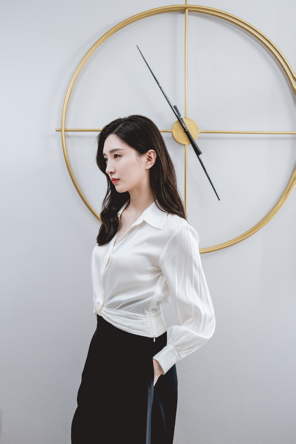 江疏影绝美侧颜，高清白色衬衫4K竖屏手机壁纸，超清分辨率2686x4031，免费下载