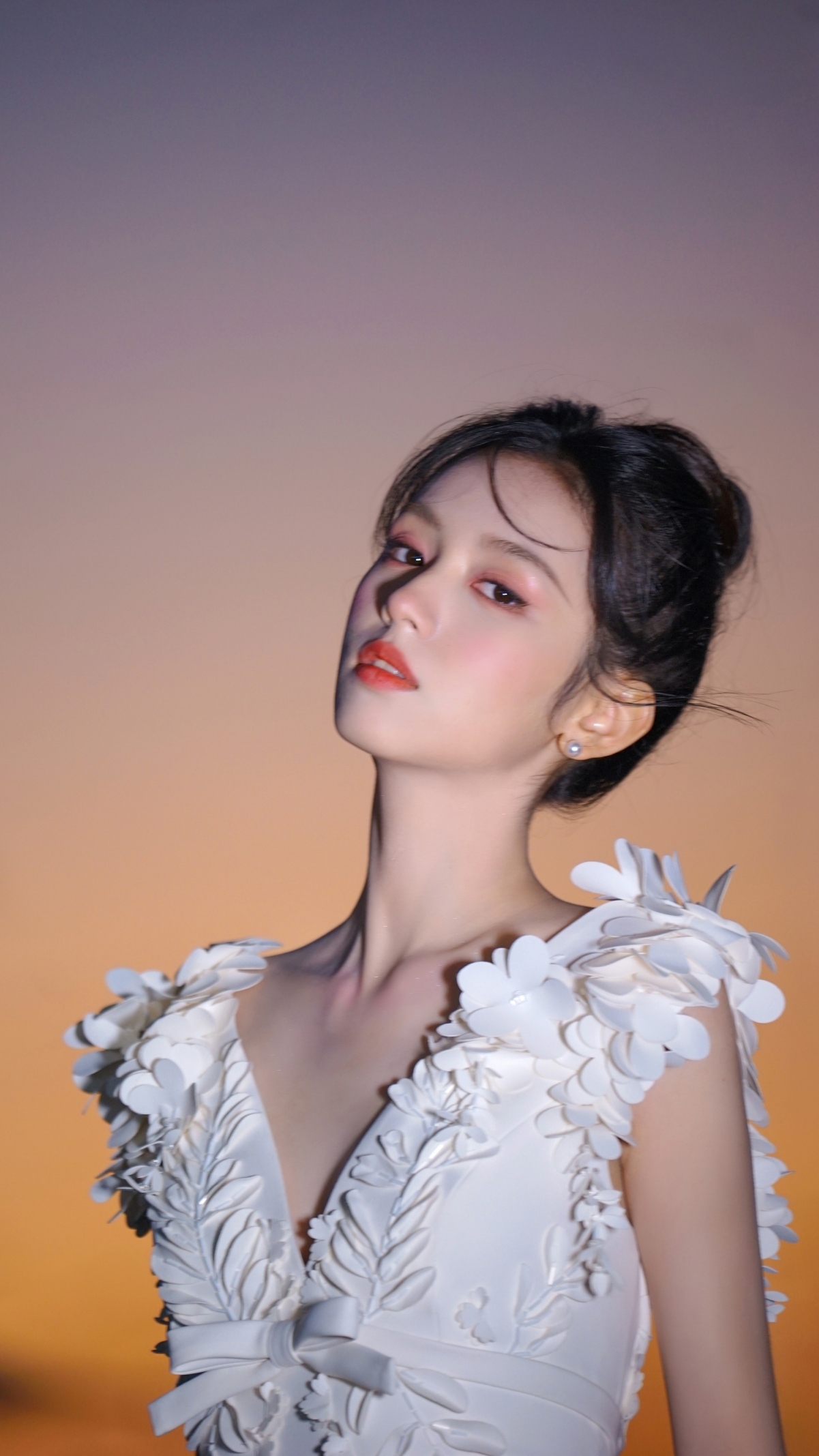 周也绝美4K竖屏手机壁纸，高清2160x3840分辨率，唯美下载