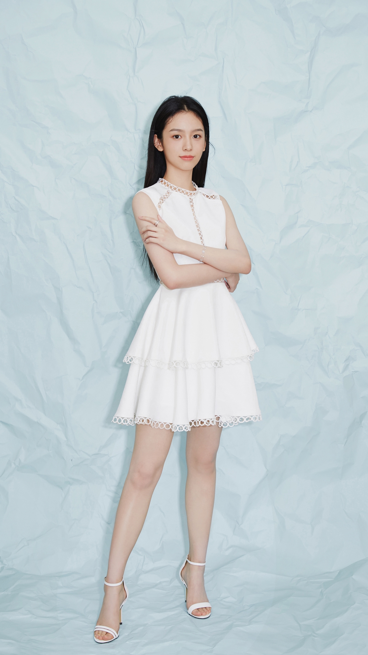 周也4K高清竖屏手机壁纸，白色裙装美女，惊艳养眼，2160x3840分辨率，一键下载