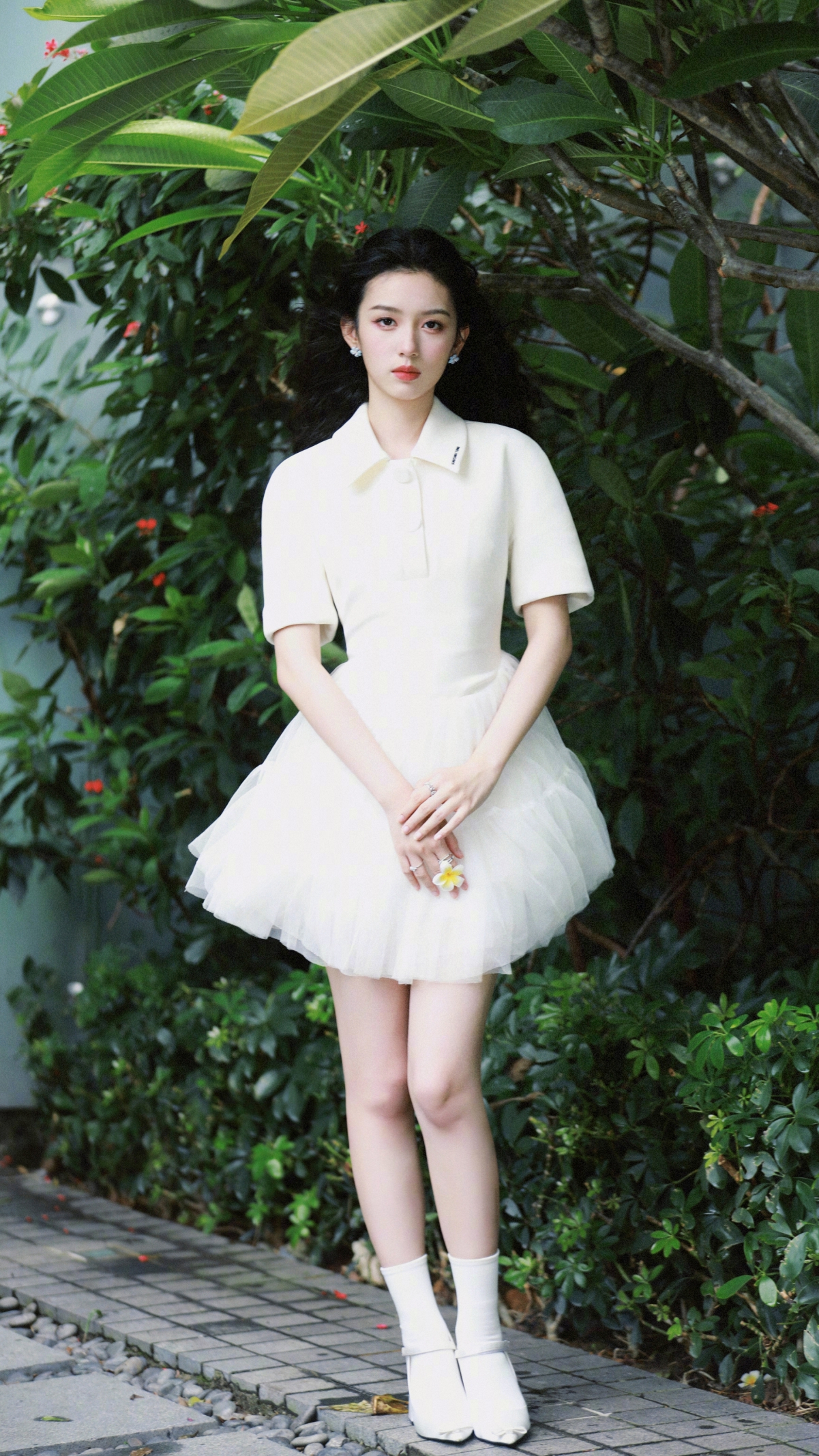 周也美女身着优雅白色裙装 4K超清竖屏手机壁纸 2160x3840 高清下载