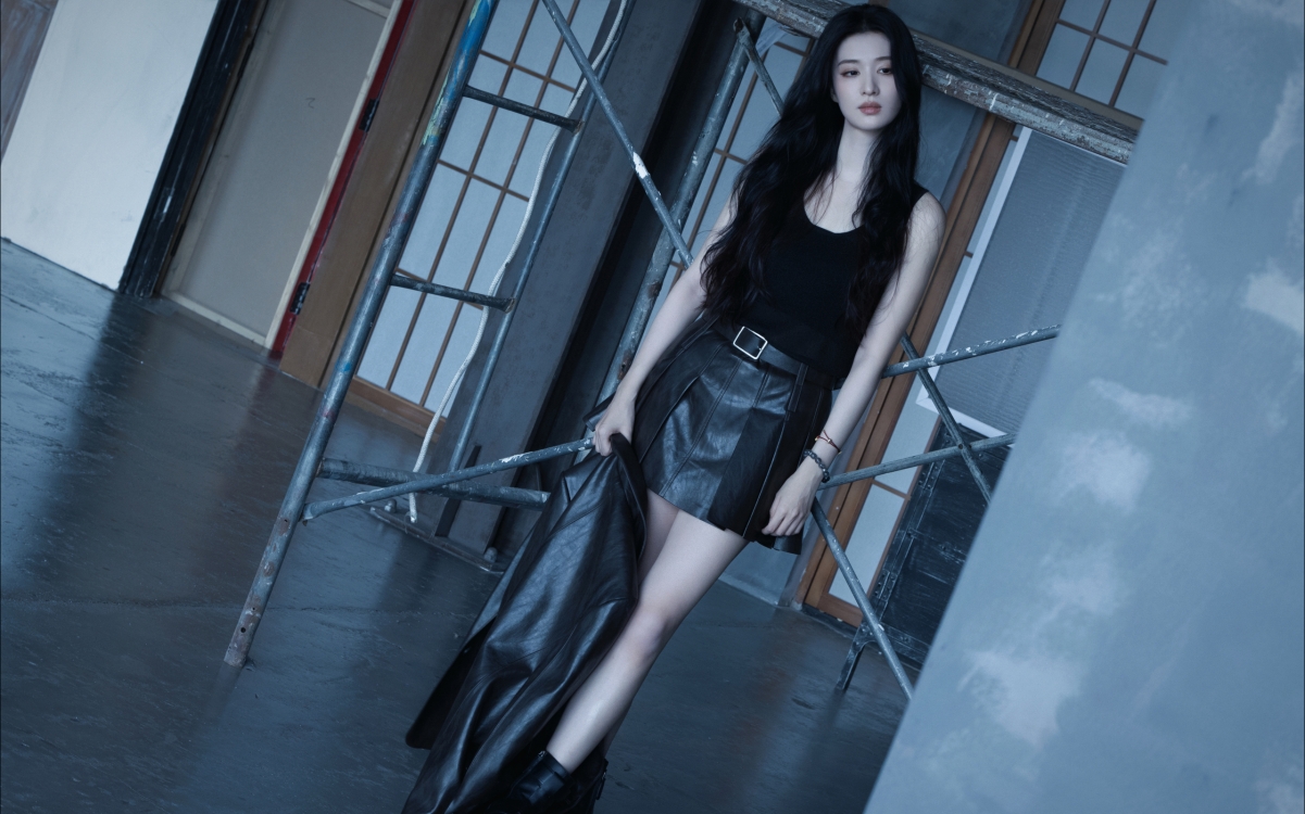 王楚然高清黑色套装美照，2560x1600超高清桌面壁纸下载