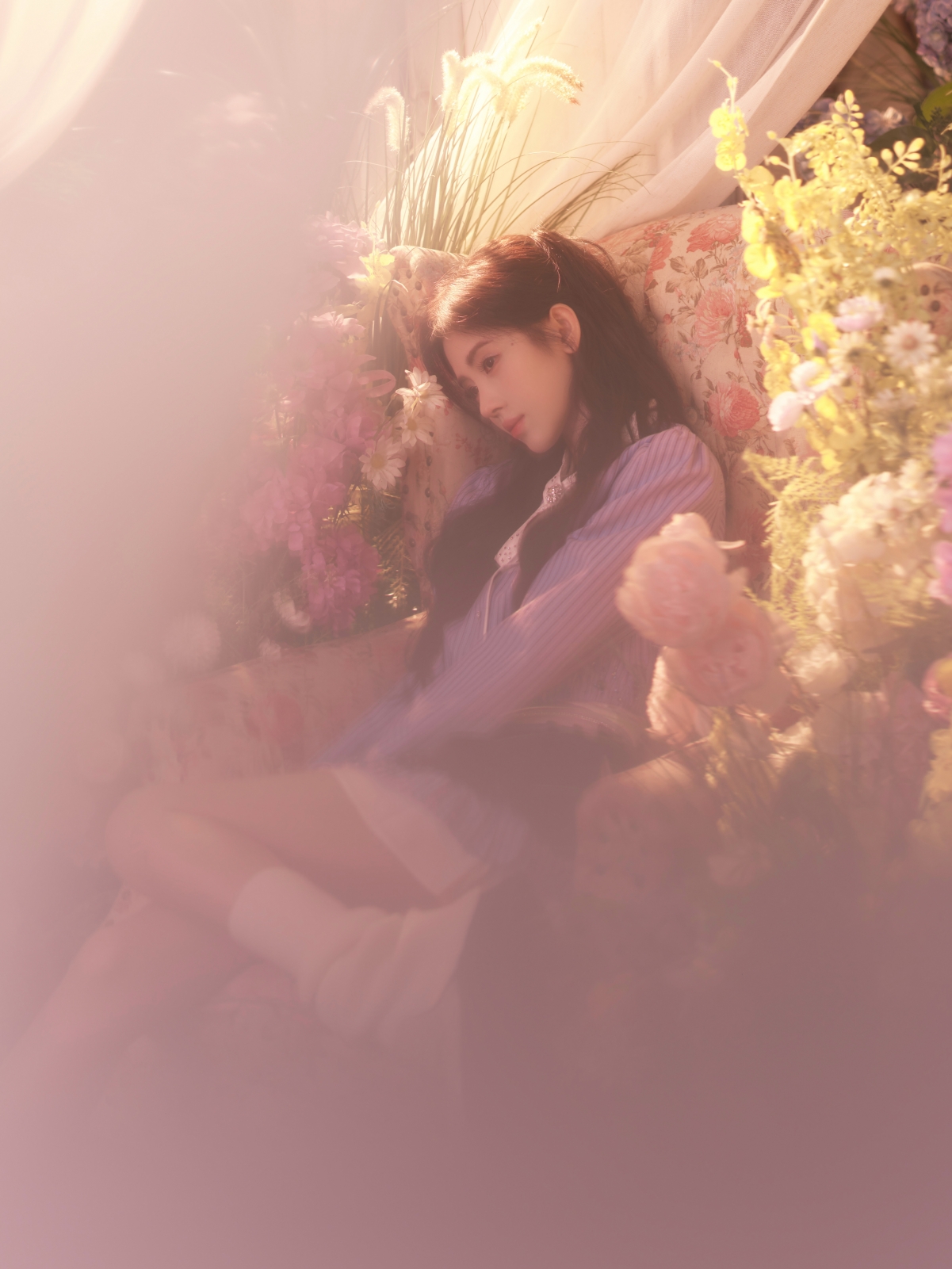鞠婧祎高清美图，温馨鲜花背景，4K全面屏手机壁纸，2881x3840超高清下载
