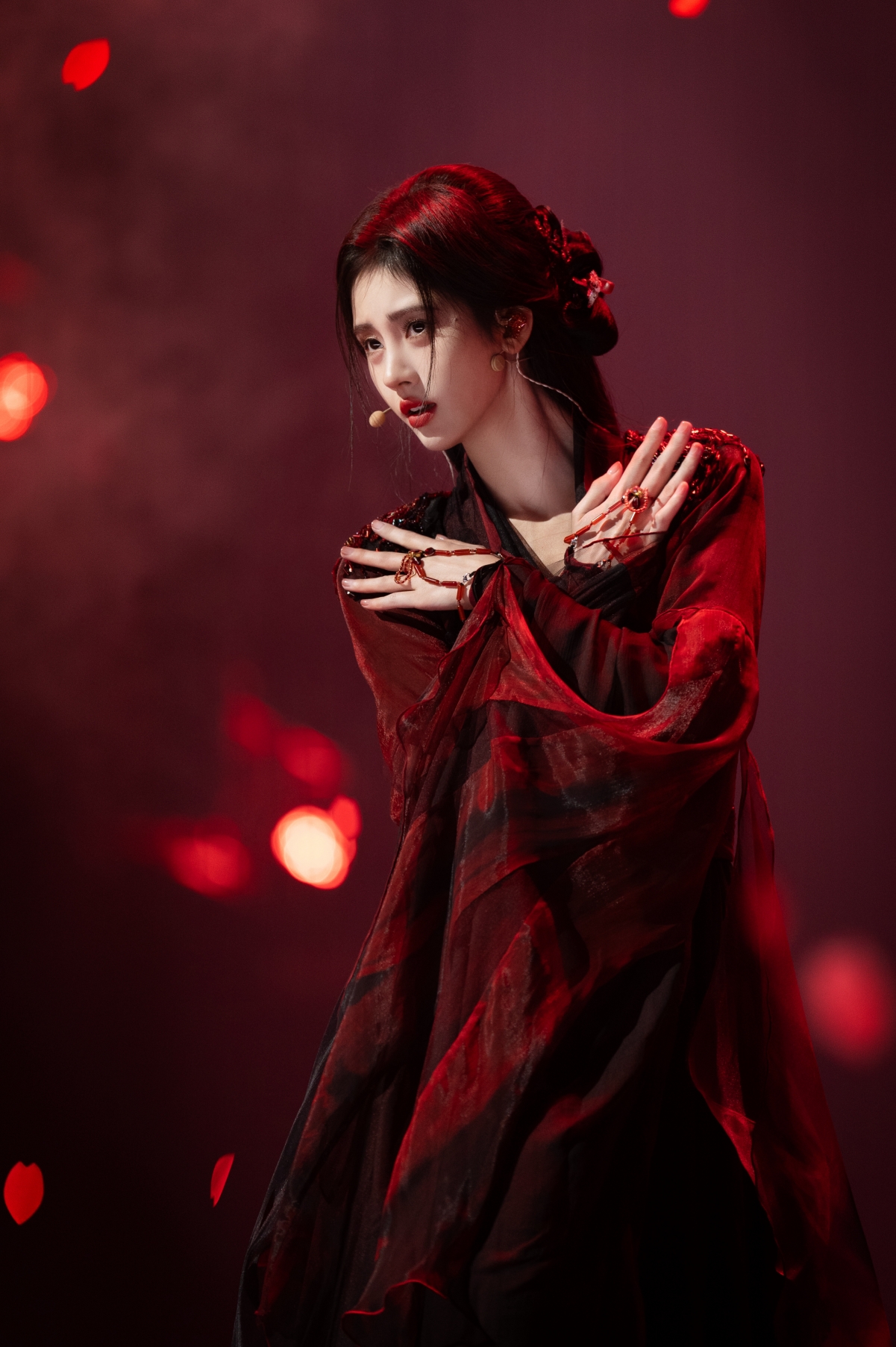 古风佳人鞠婧祎，一袭红裙惊艳4K壁纸，超高清2845x4278，手机美图免费下载