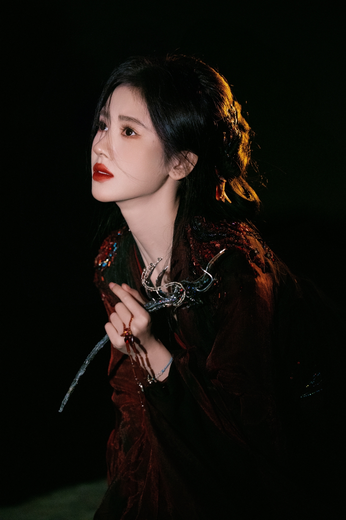 鞠婧祎绝美古风侧颜，4K超清手机壁纸下载，2730x4096高清分辨率美图