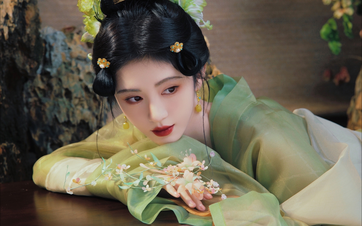 绿色古装鞠婧祎2560x1600高清壁纸下载