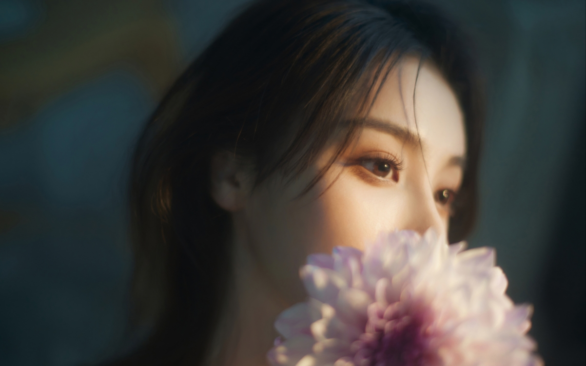 隆妮花卉主题4K高清美女壁纸，3840x2400分辨率下载