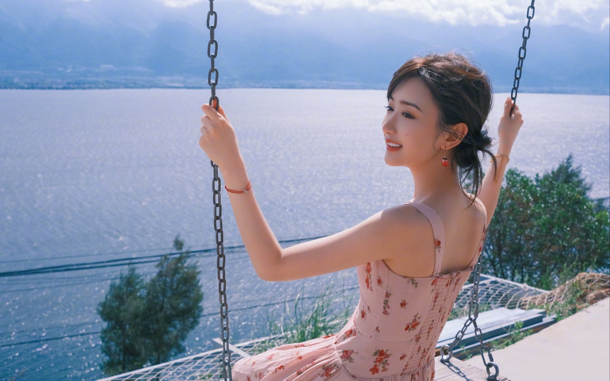 毛晓彤秋千美照，4K高清壁纸3840x2400免费下载