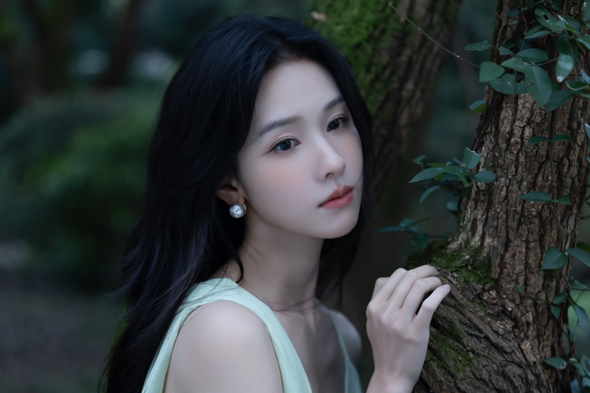 陈都灵森林树4K高清美女壁纸 电脑桌面图片 4498x3000 下载