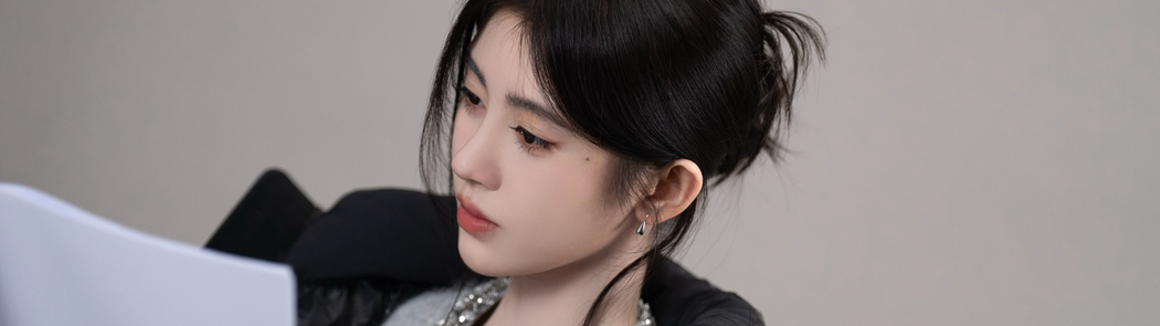 高清侧脸鞠婧祎3840x1080双屏壁纸下载