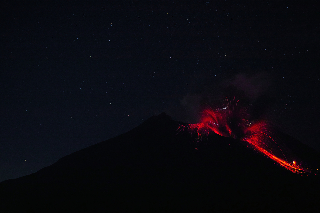 火山喷发熔岩自然风景 4K高清壁纸 2048x1365 下载