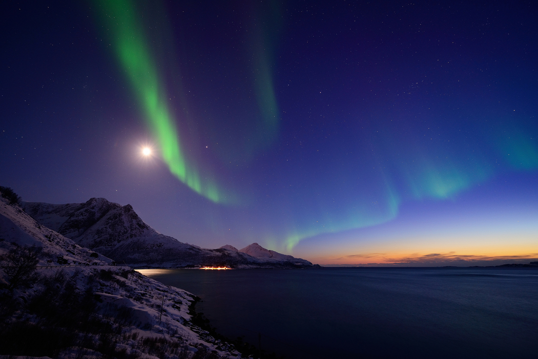 挪威北极光夜晚山景 4K高清壁纸 2048x1367 下载