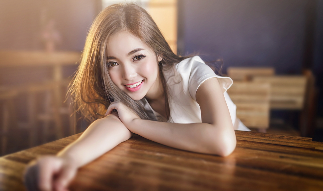 漂亮女孩微笑桌面壁纸，4K高清人物图，2560x1517分辨率下载