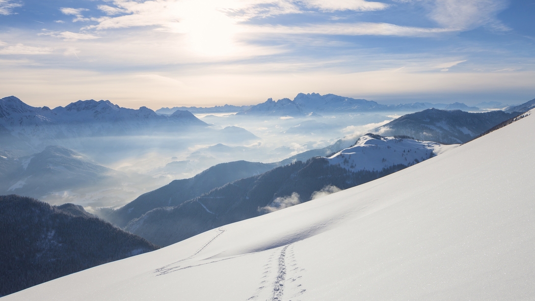 雪山4K高清壁纸，Windows10系统自带，2560x1440分辨率免费下载
