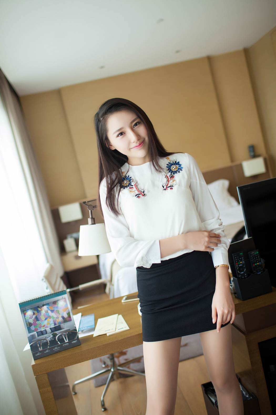 刘奕宁Lynn甜美笑容高清4K长发美女图片壁纸 1600x2400 下载