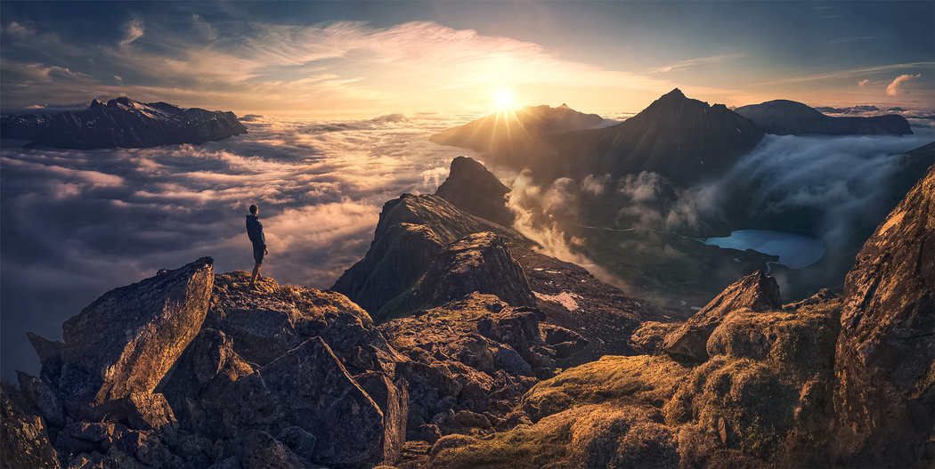高山男子雾中云景，4K高清风景与人物壁纸，2151x1080分辨率下载