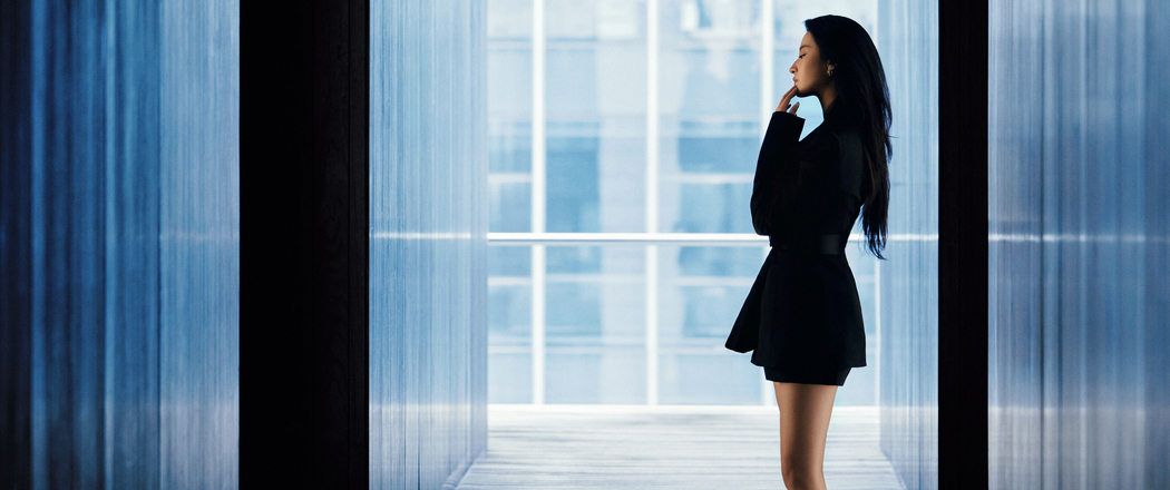 刘亦菲黑色套装侧身4K高清壁纸，3440x1440带鱼屏美女图片下载
