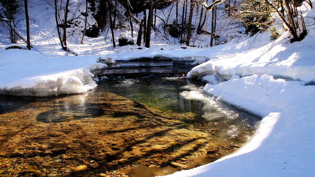 4K高清自然风景摄影，雪覆小溪河流，1920x1080壁纸下载