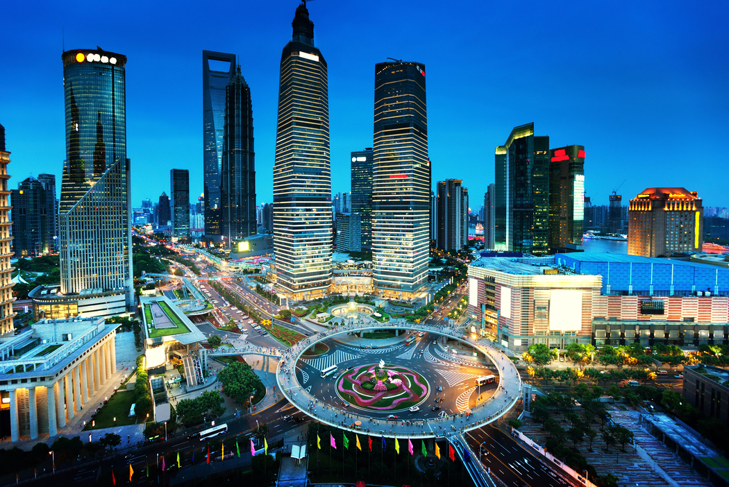 中国上海大都市夜景4K高清壁纸，摩天大楼与街道灯火璀璨，3000x2007分辨率下载