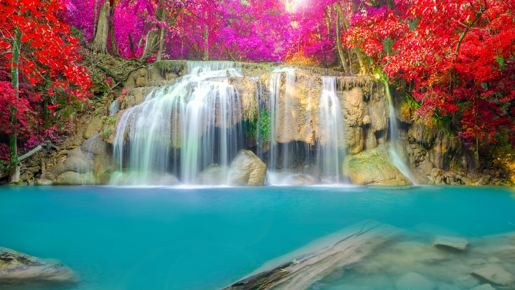 秋天自然瀑布水景4K高清壁纸，2560x1440分辨率下载