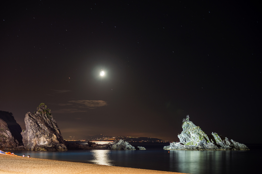 4K高清壁纸，月夜海岸风景，岩石、灯光与海洋天空美景，2048x1361下载