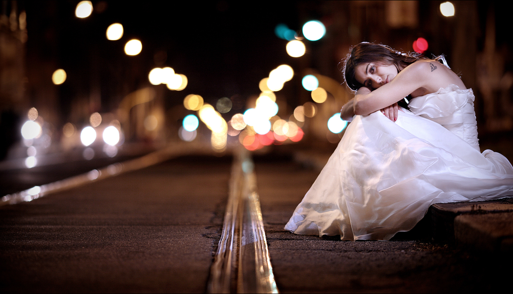 夜晚街道灯光下的美丽女孩高清4K壁纸，1920x1101心情图片下载