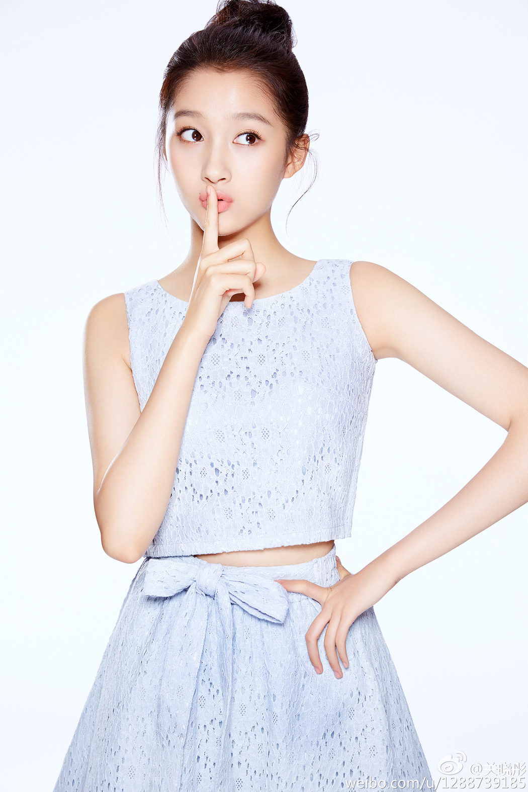 关晓彤4K高清可爱壁纸，1920x2880分辨率图片下载