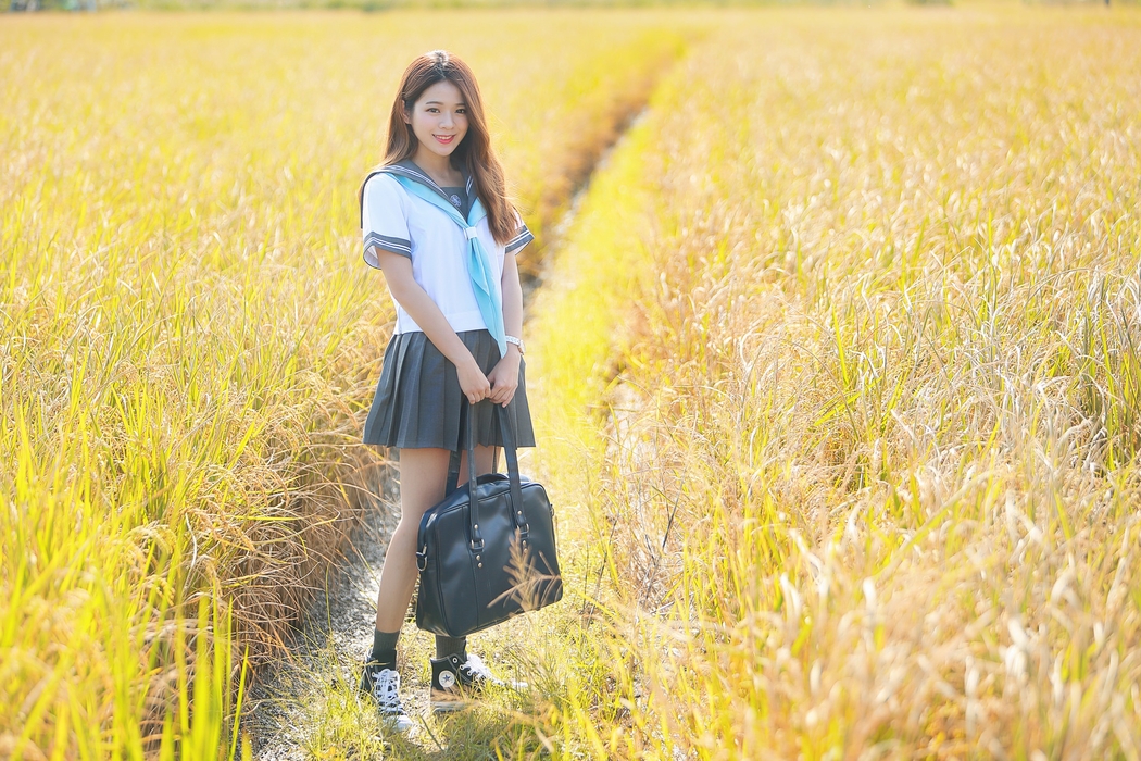 夏日甜美女生校服短裙4K高清美图壁纸 2048x1365 下载