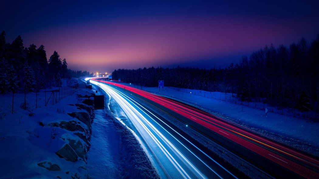 冬日夜景，雪景灯光道路4K高清风景壁纸 2048x1152 下载
