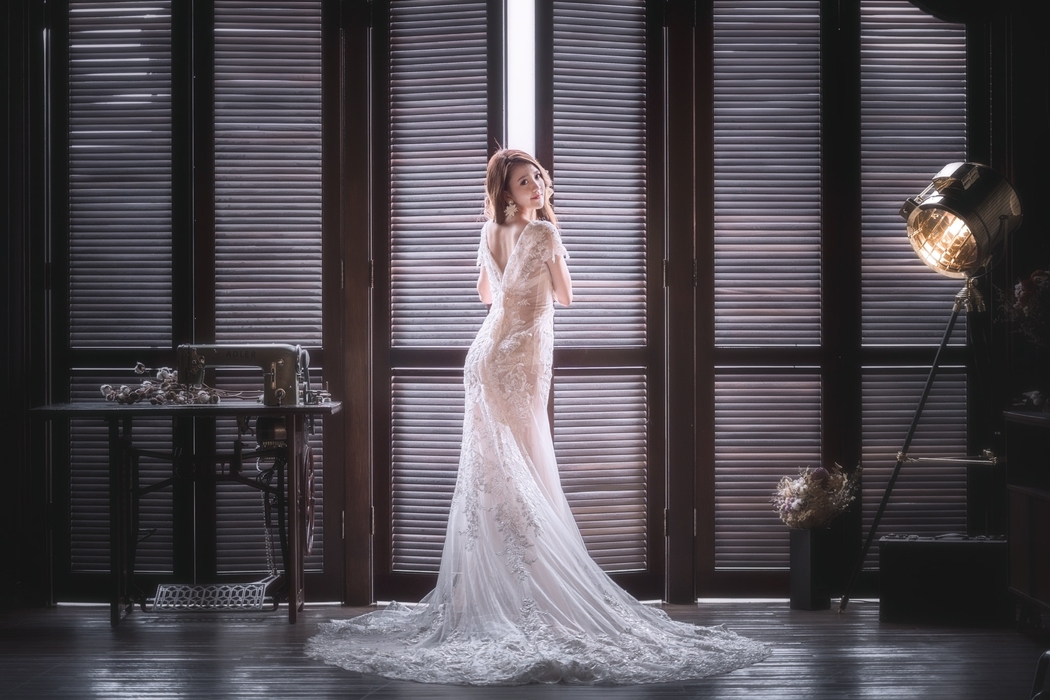 唯美白色婚纱美女4K高清图片壁纸 2048x1365 下载