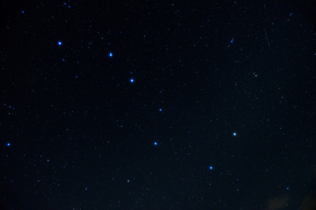 天空湖泊码头星空 4K高清风景壁纸 2048x1365 下载