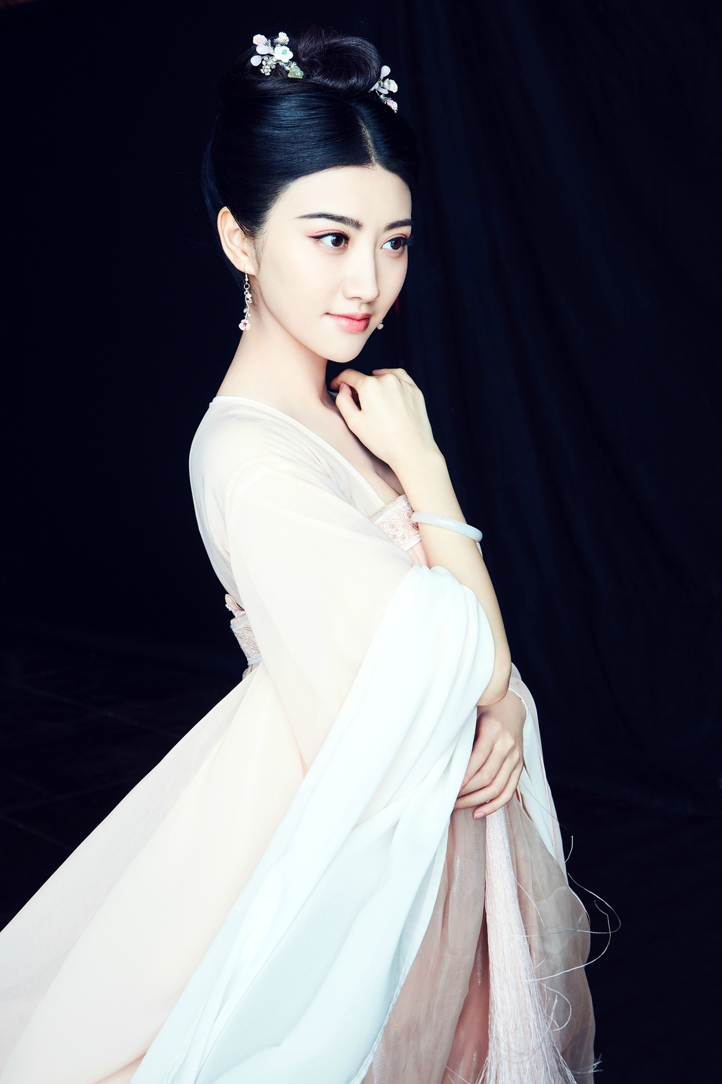 大唐荣耀沈珍珠景甜长裙唯美4K高清壁纸，2000x3000分辨率下载