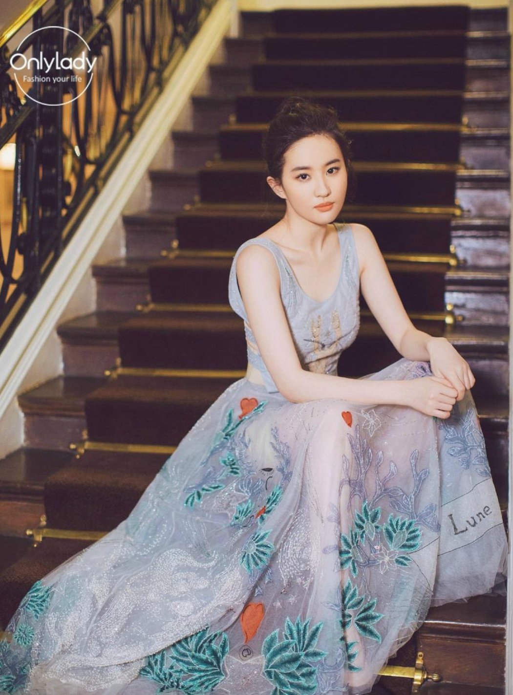 刘亦菲白色透视短裙仙气飘飘，4K高清壁纸秀曲线，尺寸919x1245免费下载