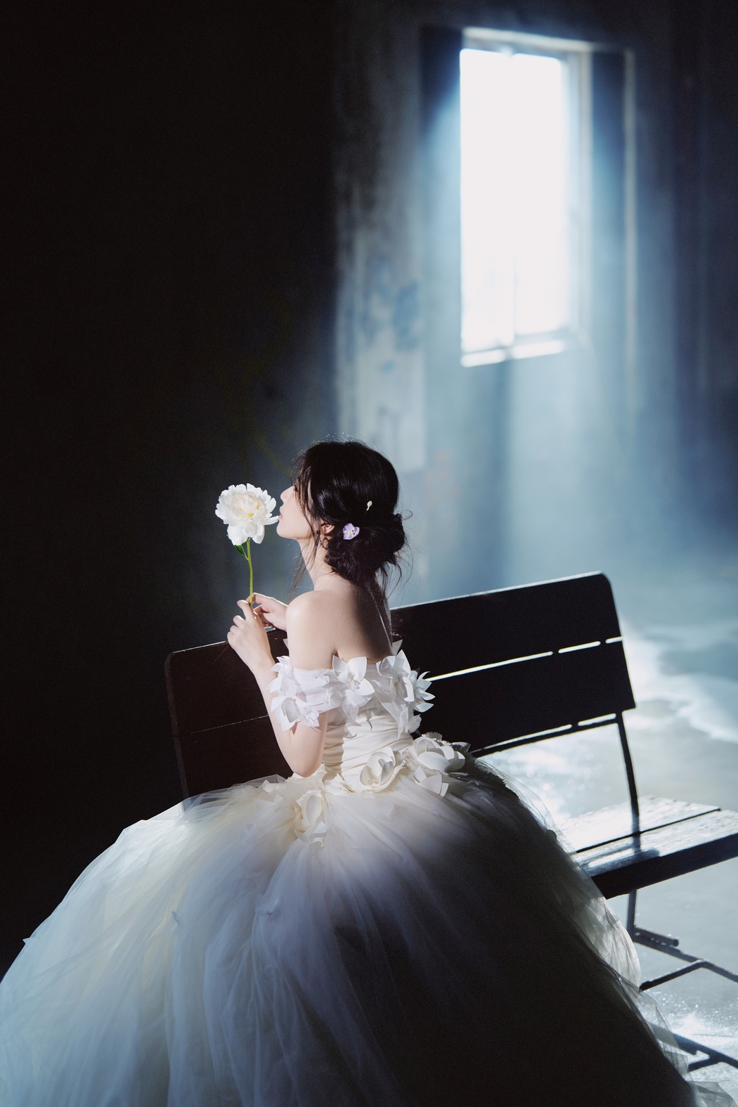 白鹿白色婚纱鲜花环绕4K竖屏高清手机壁纸下载 3000x4500