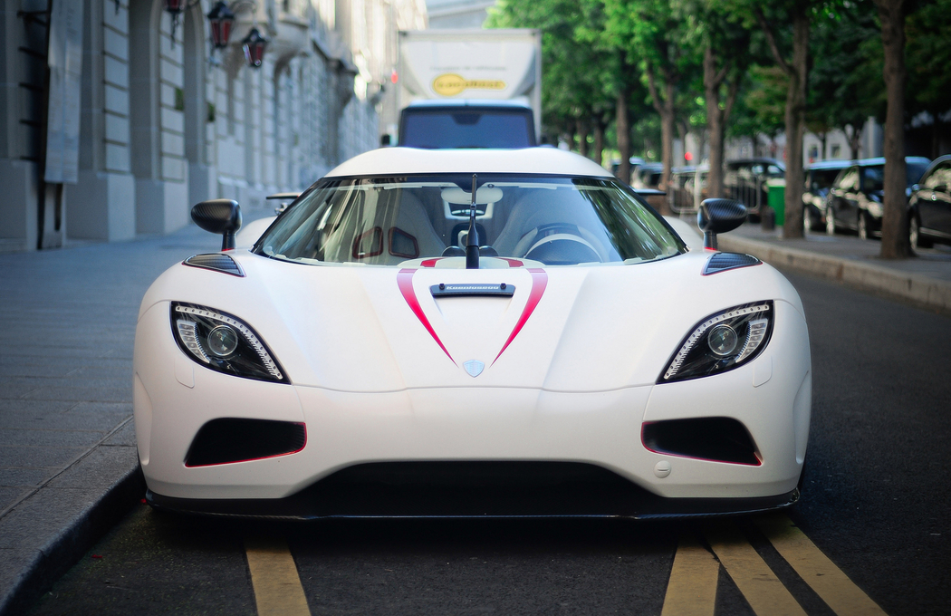 科尼赛克AGERA R白色超跑4K高清图片壁纸，2048x1327分辨率下载