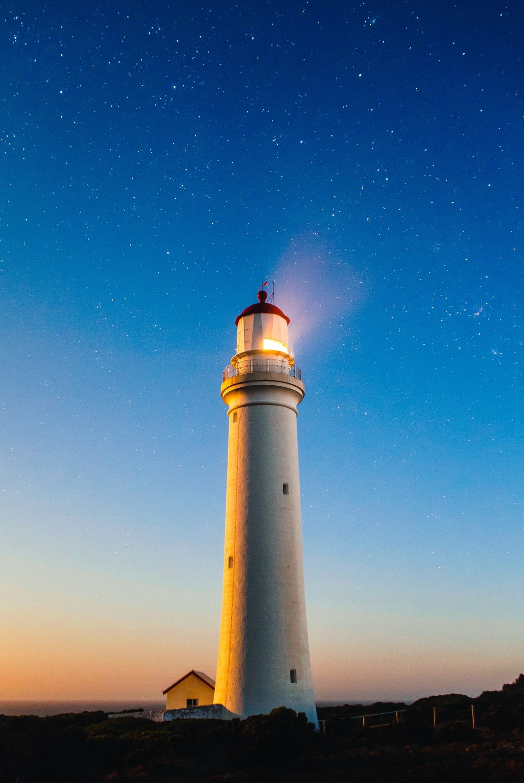 夜晚灯塔星空4K高清风景壁纸，2900x4334分辨率下载